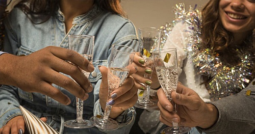 Тост: произнести или поднять?