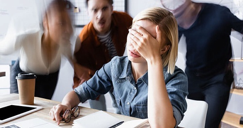 Мучает или мучит?